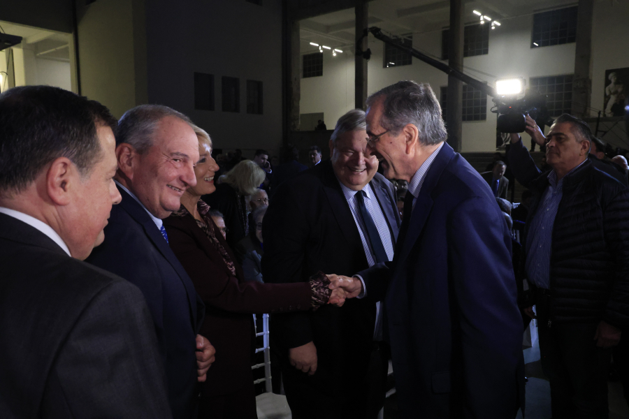 Σε πολιτική ασφυξία οδηγούν τον Μητσοτάκη οι τρεις πρώην