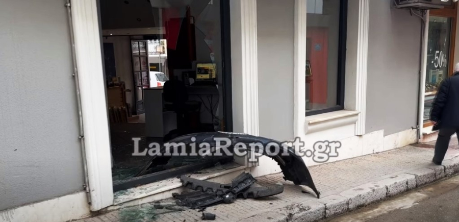 Λαμία: «Καρφώθηκε» σε βιτρίνα καταστήματος, καθώς προσπαθούσε να... παρκάρει