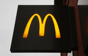 Γιατί η McDonald's αφαίρεσε τις σαλάτες από το μενού της
