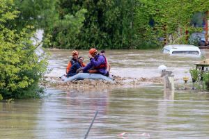 Τραγική η κατάσταση στο χωριό Μεταμόρφωση οι κάτοικοι έχουν ανέβει στις σκεπές