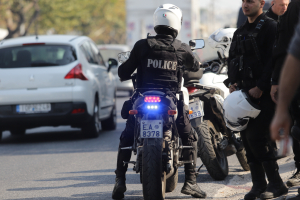 Συνέλαβαν 17χρονο στη Χίο, παρέλαβε δέμα με 5 γραμμάρια κάνναβη