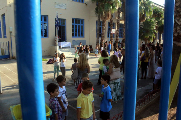 Έκτακτο: Ανεμιστήρας οροφής ξεκόλλησε από την οροφή σχολείου και τραυμάτισε μαθητές