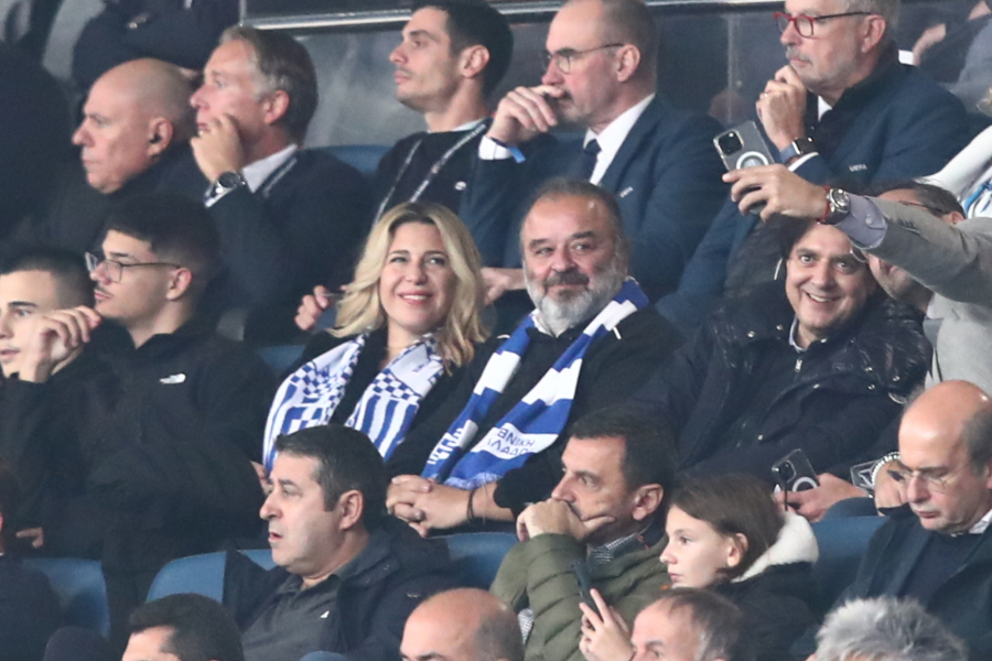 Πολιτικοί, αθλητικοί παράγοντες και ο Δήμαρχος Αθηναίων στο ΟΑΚΑ για το Ελλάδα - Αγγλία (εικόνες)