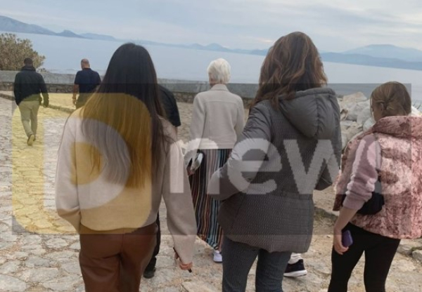 Η μητέρα του Έλον Μασκ, απολαμβάνει τις ομορφιές της Ύδρας