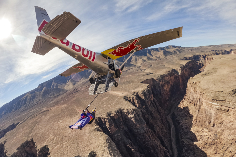 Ο αλεξιπτωτιστής Max Manow επαναπροσδιορίζει το skydive