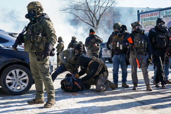 Πώς η ICE συλλαμβάνει κόσμο με αναγνώριση προσώπου στο κινητό