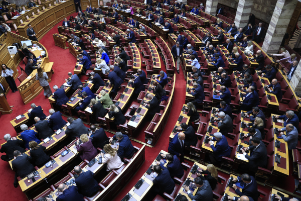 Άρσεις των «13»: Ο Καραμανλής, το χειροκρότημα και οι «μπηχτές» του Αθανασίου στην ευρωπαϊκή εισαγγελία