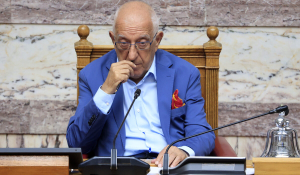 Στήριξη Κακλαμάνη σε 12μελή οικογένεια - Η Βουλή προσλαμβάνει το ένα παιδί