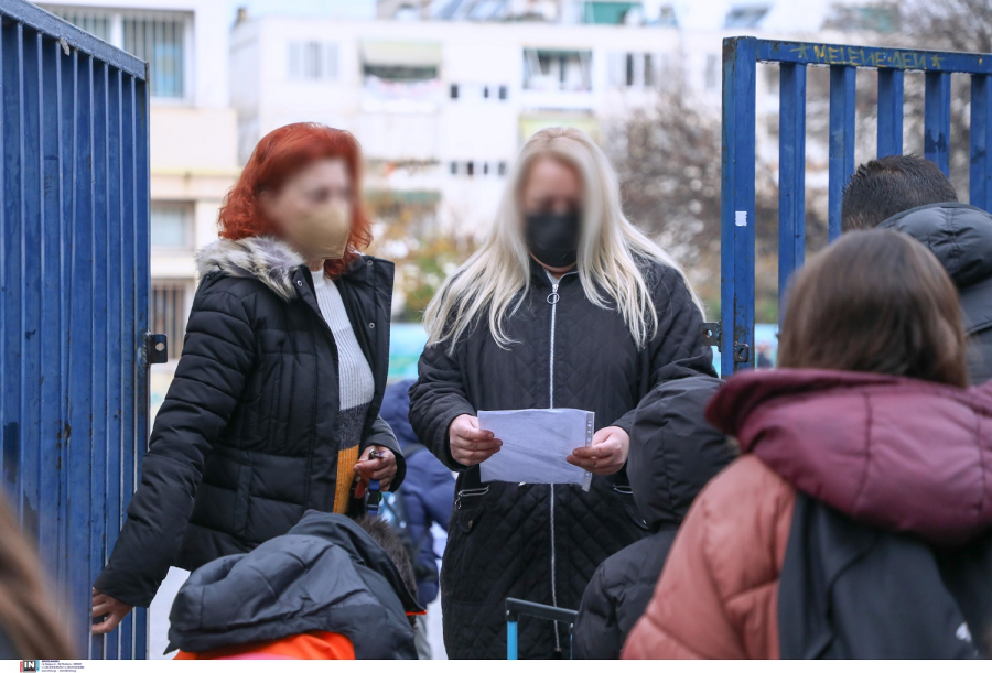 Το ΦΕΚ για τα σχολεία επιβεβαιώνει Dnews: Τι ισχύει για τα rapid test και τους ανεμβολίαστους εργαζόμενους