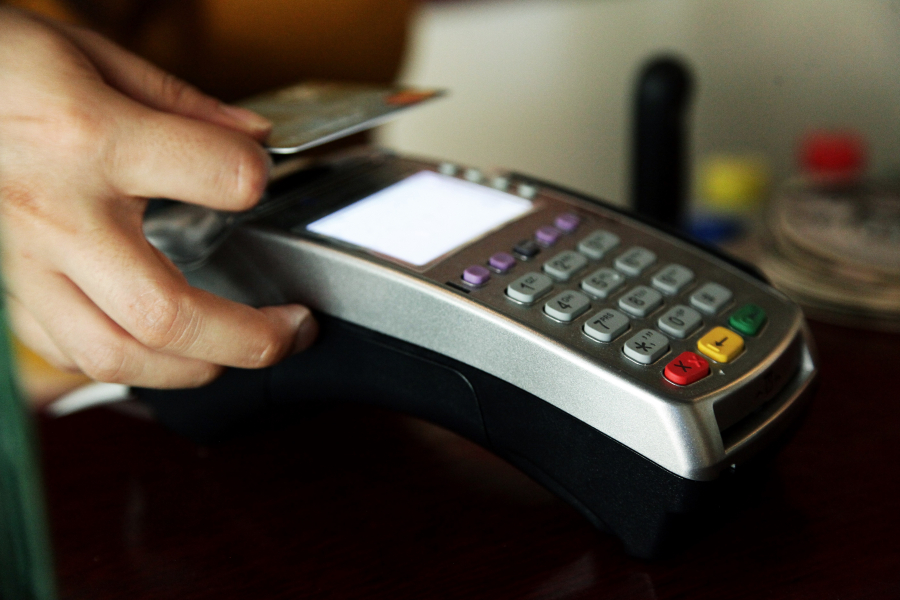 «Αντίστροφη μέτρηση» για σύνδεση ταμειακών με POS - Αυστηρές κυρώσεις και σε εταιρίες λογισμικών