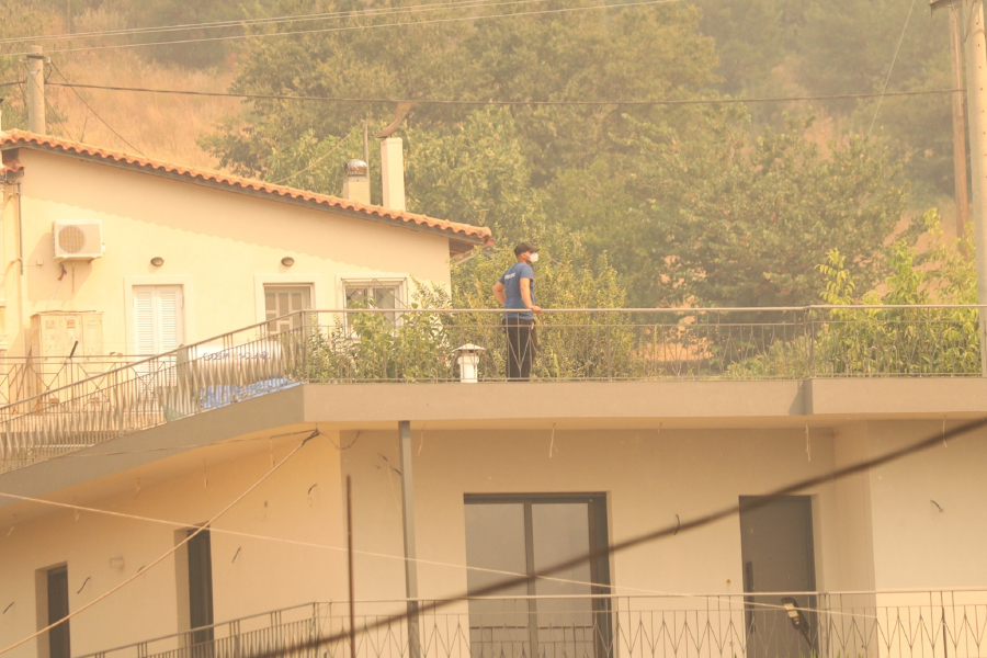 Φλέγεται η Πάτρα - Διώχνουν κόσμο από τα προάστια στο κέντρο της πόλης