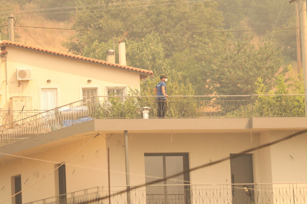 Φλέγεται η Πάτρα - Διώχνουν κόσμο από τα προάστια στο κέντρο της πόλης