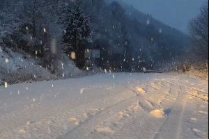 Ιωάννινα: Χιόνια στα ορεινά - Ακινητοποιήθηκαν οχήματα στο Ζαγόρι (Βίντεο)