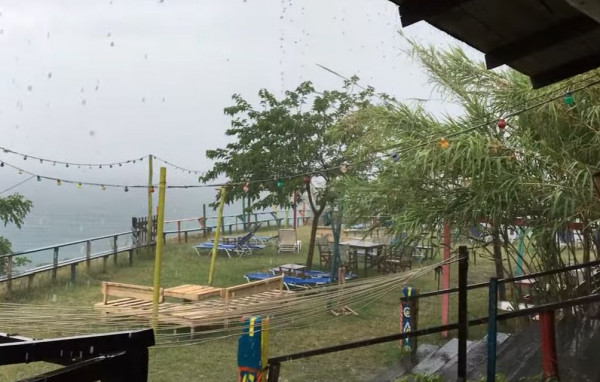 Με τα μαγιό στην καταρρακτώδη βροχή στη Χαλκιδική (vid)