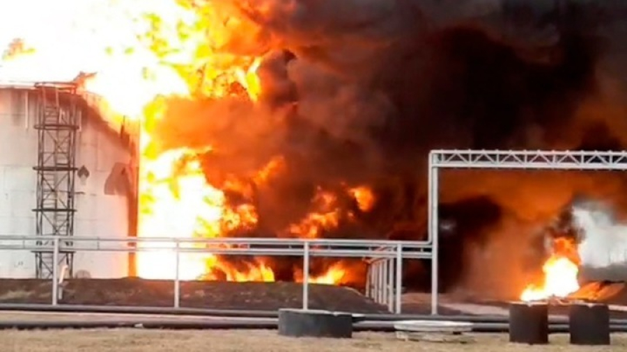 Φωτιά σε δεξαμενή πετρελαίου στην Ρωσία