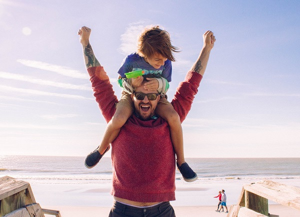 Έρευνα: Τα παιδιά φέρνουν την ευτυχία στους γονείς αλλά μόνο αφού ανεξαρτητοποιηθούν