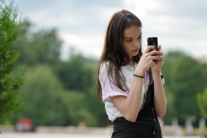 Η σκοτεινή πλευρά του SkinnyTok: Όταν η «μόδα» στα social media πυροδοτεί διατροφικές διαταραχές