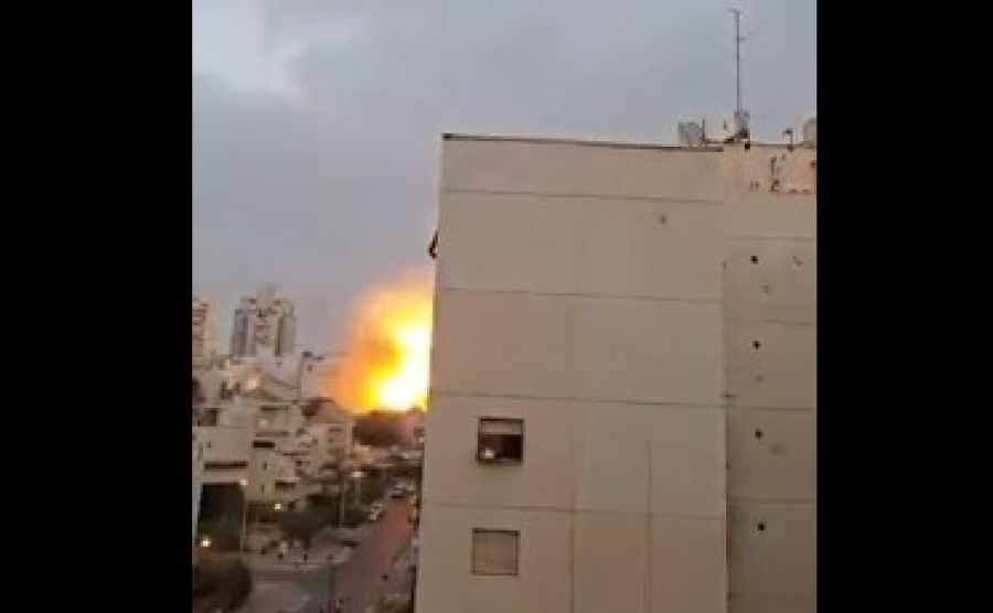 Βίντεο: Η στιγμή που ιρανικός πύραυλος χτυπά πολυκατοικία στο Ισραήλ
