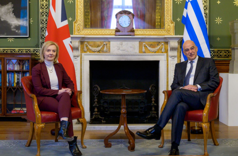 Συνάντηση Δένδια με την υπουργό Εξωτερικών της Βρετανίας με θέμα την Ουκρανία