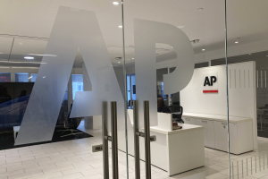 Ο Τραμπ ξιφουλκεί κατά Associated Press: «Ριζοσπαστικό αριστερό μέσο ενημέρωσης»