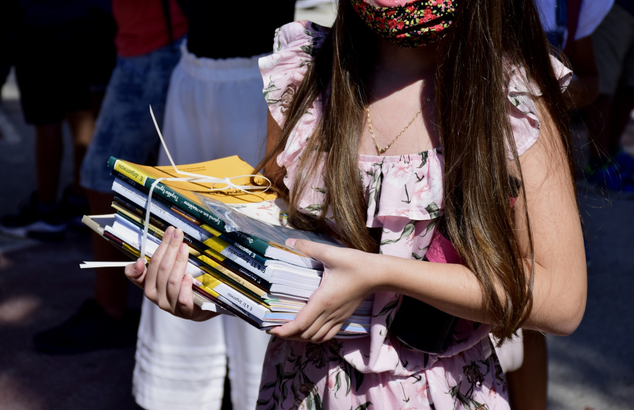 Ανοίγουν τα σχολεία τη Δευτέρα, τι ισχύει για μάσκα και απουσίες λόγω κορονοϊού - Ποιο είναι το νέο πρωτόκολλο νόσησης (βίντεο)