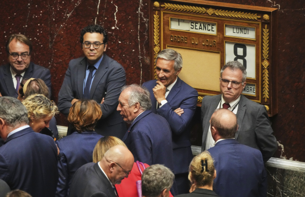 Το Παρίσι σε πολιτική δίνη: Το γαλλικό χρέος και ο φόβος ενός ελληνικού déjà vu