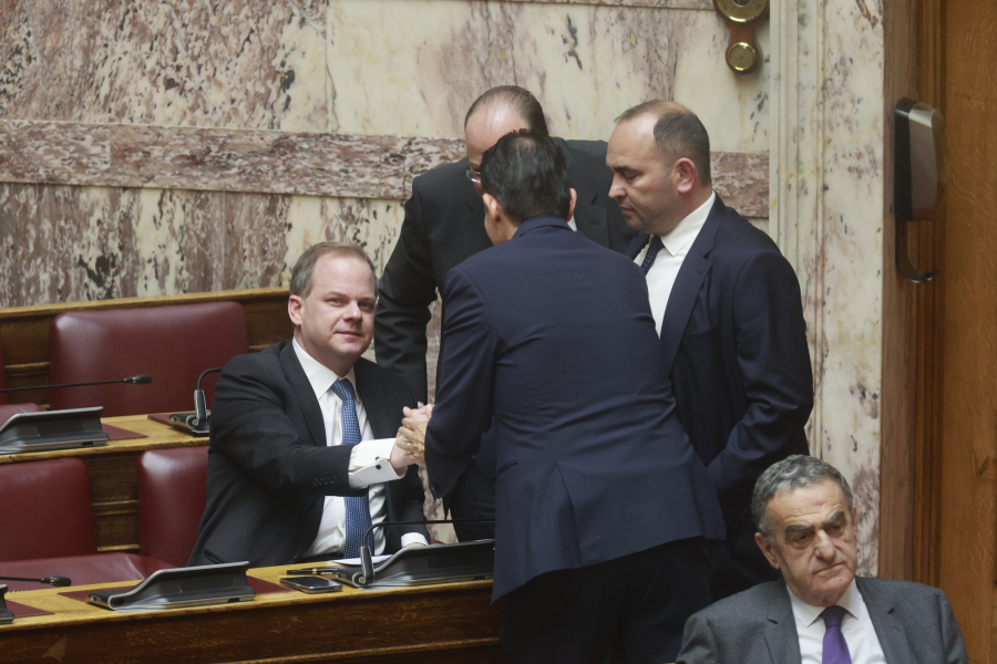 «Γαλάζιες» μουρμούρες και ενστάσεις για τις... υπογραφές Καραμανλή