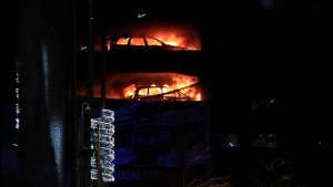 Τεράστια πυρκαγιά σε πάρκινγκ στο Λίβερπουλ - Καταστράφηκαν εκατοντάδες οχήματα