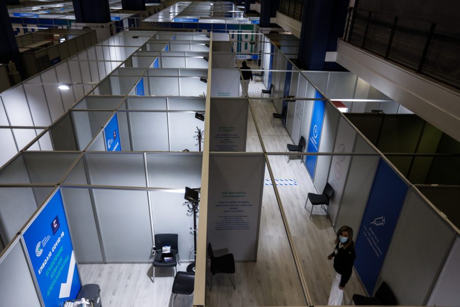 Αντίστροφη μέτρηση για τα πρόστιμα σε ανεμβολίαστους άνω των 60 ετών, με ΑΦΜ και ΑΜΚΑ οι διασταυρώσεις