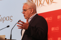 Ο Πάσχος Μανδραβέλης απαντά στην Αθηνά Κακούρη