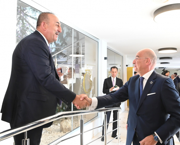 Νίκος Δένδιας: Χειραψία και σύντομο τετ α τετ με Τσαβούσογλου στο «Φόρουμ Διαλόγου των Πρεσπών»