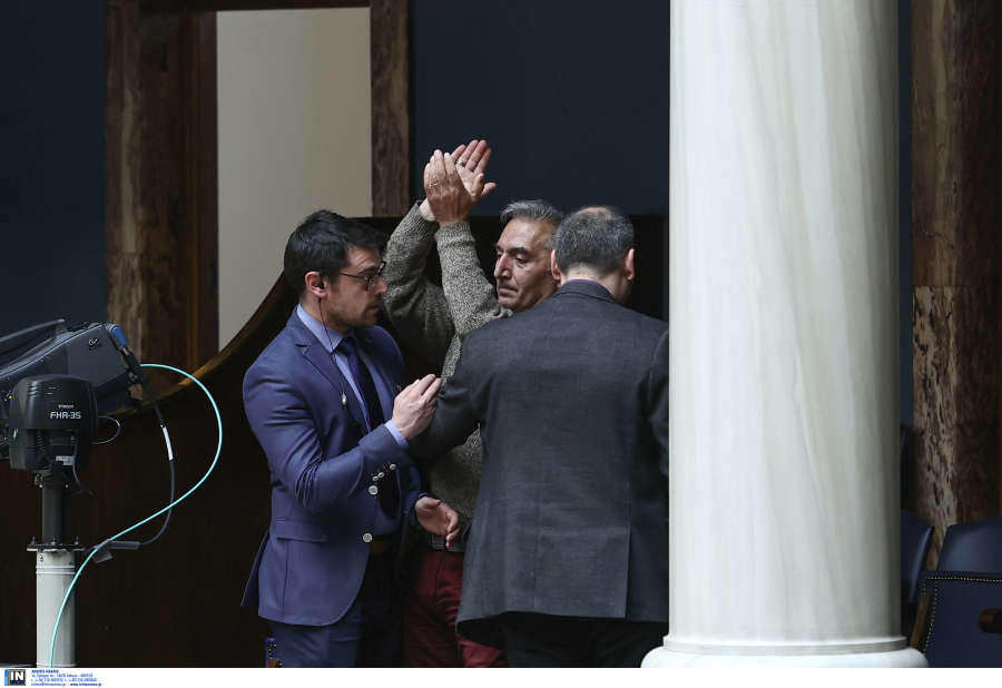 Βουλή: Συγγενής θύματος του δυστυχήματος στα Τέμπη χειροκρότησε ειρωνικά τον Μαρκόπουλο - Επενέβη η φρουρά