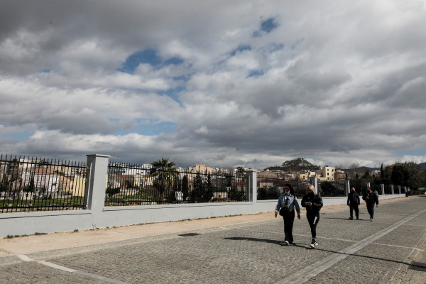 Ανησυχία για τα ανεβασμένα κρούσματα σε Κέντρο και Πειραιά