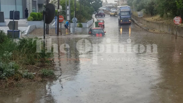 «Άνοιξαν οι ουρανοί» στη Θεσσαλονίκη: Βούλιαξε ΙΧ στο νερό, εγκλωβίστηκε πατέρας με ανήλικα παιδιά (βίντεο)