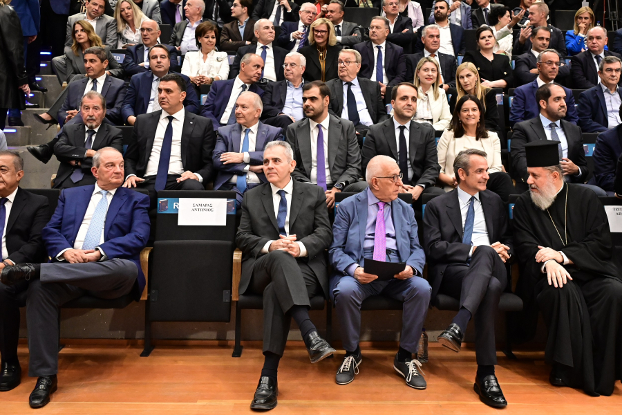 Βαθιά ρήξη στη ΝΔ - Η εκκωφαντική απουσία του Σαμαρά και η τυπική χειραψία Καραμανλή με Μητσοτάκη