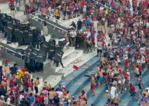 Παραγουάη: Άγρια επεισόδια ανάμεσα σε οπαδούς και αστυνομία - Έπεσαν και πυροβολισμοί με σφαίρες από καουτσούκ (Βίντεο)