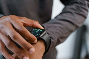 Το wearable που προειδοποιεί πριν αγγίξεις τον κίνδυνο