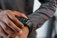Το wearable που προειδοποιεί πριν αγγίξεις τον κίνδυνο