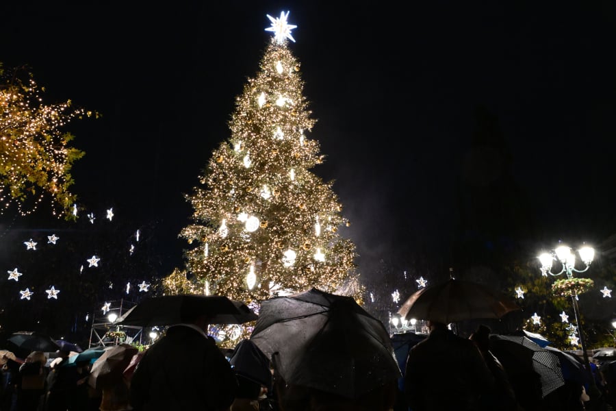 Λάμψη στο κέντρο της Αθήνας: Φωταγωγήθηκε το χριστουγεννιάτικο δέντρο στο Σύνταγμα (εικόνες)