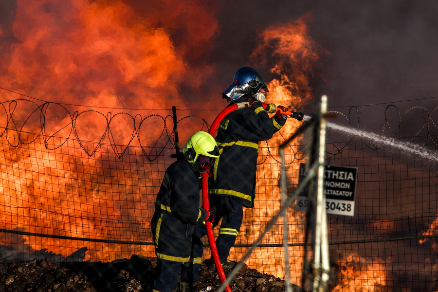 Αχαρνές: Ολονύχτια μάχη με τις φλόγες στο εργοστάσιο ξυλείας - 50 πυροσβέστες στην κατάσβεση (Βίντεο, Εικόνες)