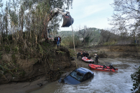 Ηλεία: Νεκρή η αγνοούμενη που παρασύρθηκε από χείμαρρο, συνεχίζονται οι έρευνες για τον οδηγό