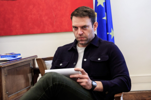 «Εννοούσα 5% παραπάνω στις δαπάνες για την Υγεία», λέει ο Κασσελάκης μετά τη θύελλα αντιδράσεων