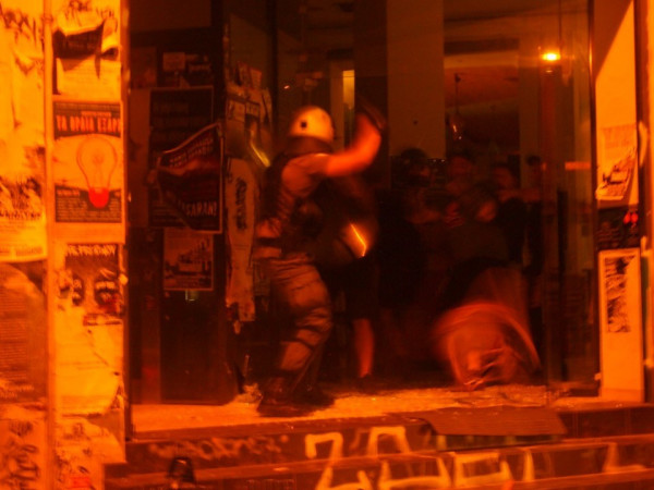 Σοβαρά επεισόδια στα Εξάρχεια: Εισβολή της αστυνομίας στο Βοξ και συγκρούσεις - Ένας τραυματίας και επτά προσαγωγές (video)