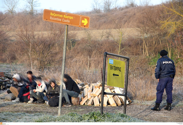 Συγκλονίζουν πρόσφυγες που είχαν βρεθεί σε νησίδα στον Έβρο: «Οι Τούρκοι μας έσπρωχναν προς την Ελλάδα» (βίντεο)