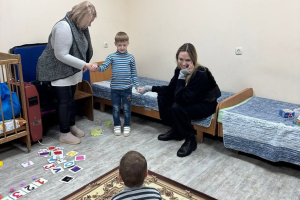 Η Αντζελίνα Τζολί περιγράφει όσα έζησε στην Ουκρανία - «Έπρεπε να περιμένουμε, ένα drone πετούσε από πάνω μας»