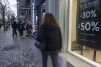 Τι ώρα κλείνουν καταστήματα και σούπερ μάρκετ σήμερα Κυριακή