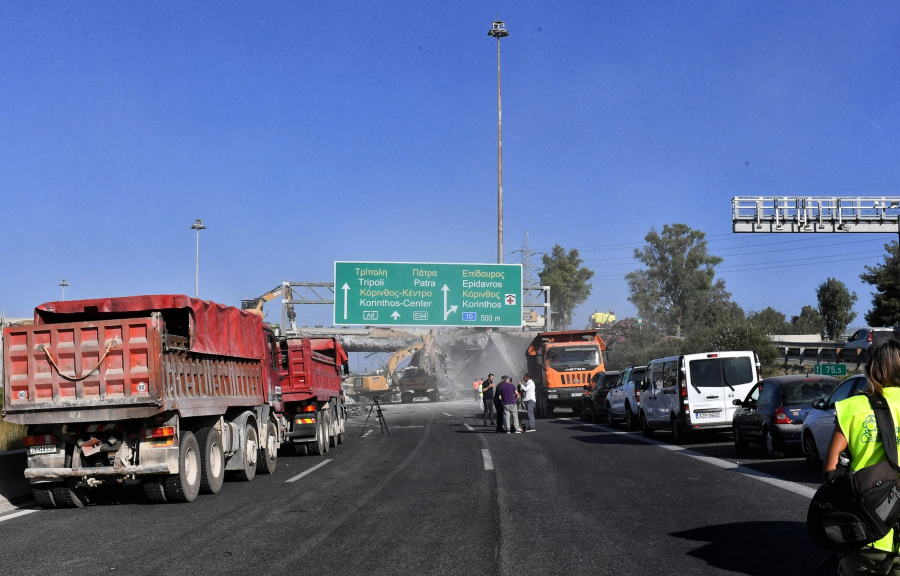 Ισθμός: Ομαλοποιήθηκε η κίνηση μετά την κατεδάφιση της γέφυρας - Ελάχιστες καθυστερήσεις, ανοιχτά τα διόδια