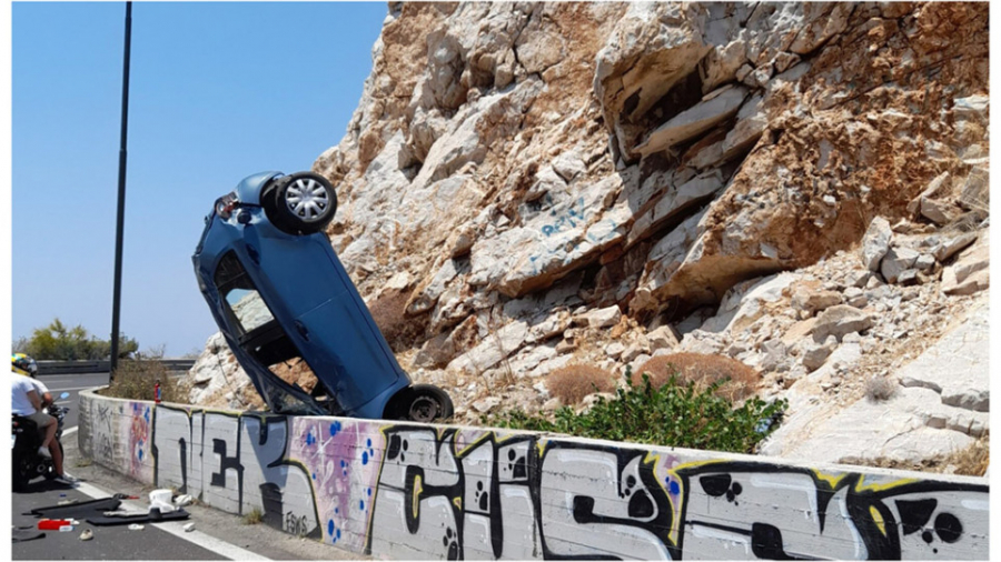 Αυτοκίνητο «καρφώθηκε» στα βράχια, στα Λιμανάκια της Βουλιαγμένης