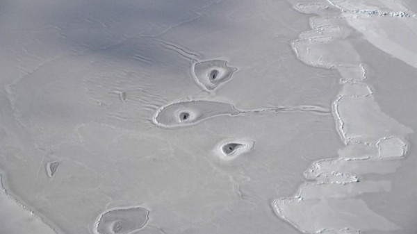 NASA: Μυστηριώδεις τρύπες στον πάγο της Αρκτικής