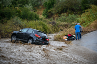 Κακοκαιρία στην Αργολίδα: Παρασύρθηκε αυτοκίνητο με δύο ηλικιωμένους από χείμαρρο – Επιχείρηση απεγκλωβισμού (εικόνες)